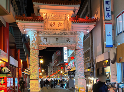 神戸・南京町の長安門。赤い提灯が並ぶ中華街の夜景で、グルメと活気に満ちた人気スポット。