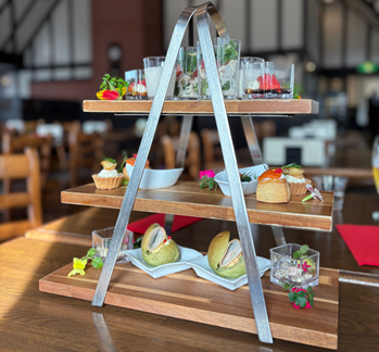 見た目も華やかなアフタヌーンティースタイルのランチ