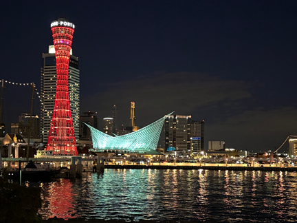 リニューアルした神戸ポートタワー。ライトアップが美しい夜景スポット。
