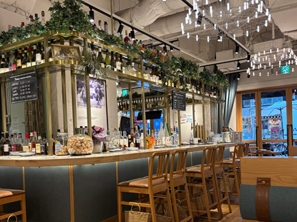 神戸三宮駅近くのカフェTOOTH TOOTHの店内。緑とシャンデリアが美しいおしゃれな空間。