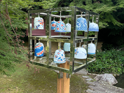 大川内山 めおとしの塔|陶鐘が奏でる澄んだ音色のアート