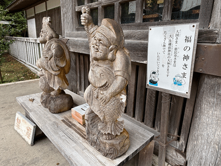 大洗磯前神社の境内にある大黒様と恵比寿様の木彫り像（撫でるとご利益がある福の神さま）