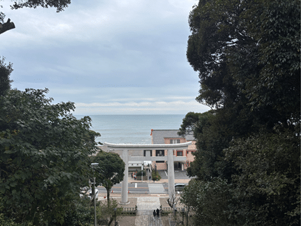 大洗磯前神社の高台から見下ろす二の鳥居と太平洋の景色
