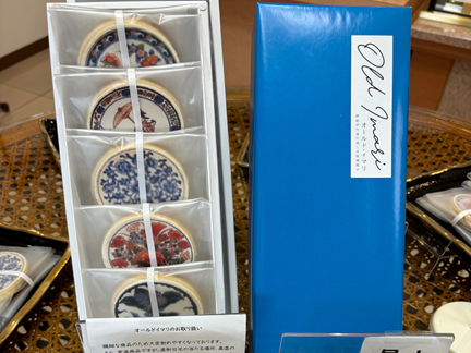 伊万里焼の図柄をデザインしたオールドイマリ菓子。最中に絵柄が焼き付けられた上品なお土産