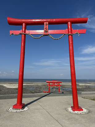 海の中に立つ真っ赤な大魚神社の4連の鳥居