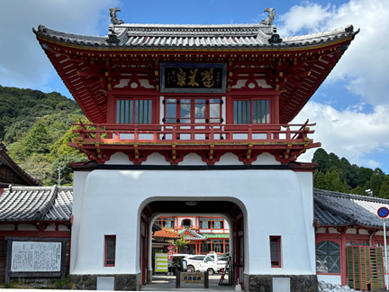 武雄温泉楼門の外観。赤と白の美しい国指定重要文化財の門