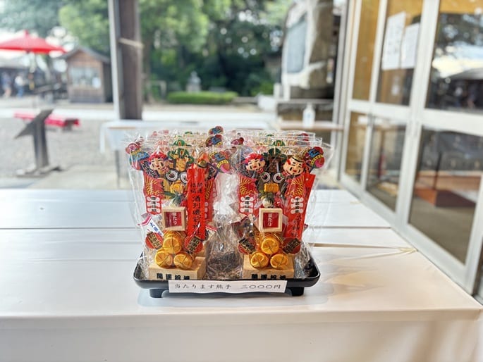 金運上昇の縁起物「当たります熊手」。華やかな飾りがついた酒列磯前神社の授与品