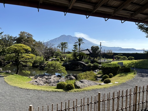仙巌園の御殿の中から見える桜島