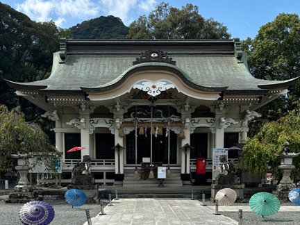 武雄神社の白い拝殿。