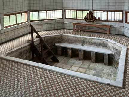 武雄温泉新館の浴室内部。八角形のタイル貼りが美しい昔の大衆浴場跡