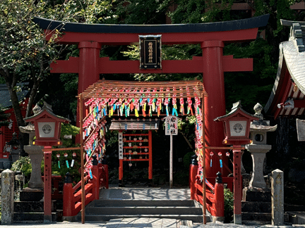 祐徳稲荷神社の縁結びスポット「岩崎社」｜朱塗りの鳥居とカラフルな風鈴が並ぶ華やかな参道