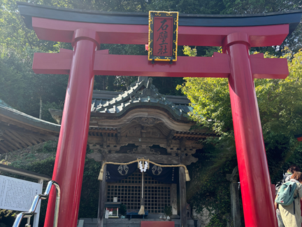 祐徳稲荷神社の参道途中にある石壁社の鳥居と社殿