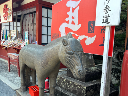 祐徳稲荷神社の境内に立つ馬の石像｜左馬ゆかりの開運スポット