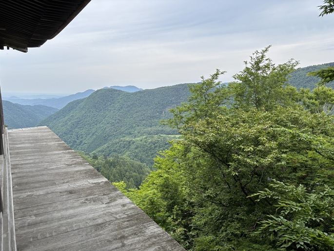 地蔵堂から見下ろす三徳山の深い山々の眺め