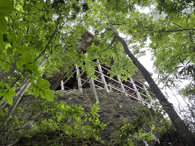 木組みの柱で岩に支えられた三徳山地蔵堂(投入堂と同じ構造)