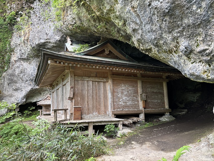 観音堂。岩の下に作られた胎内くぐりの参拝場所