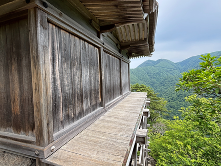 断崖絶壁に建つ三徳山文殊堂(絶景を見下ろす重要文化財)