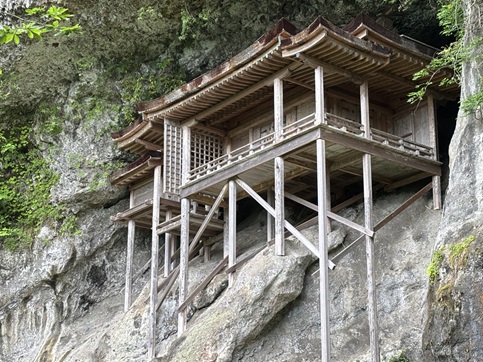 絶壁に建つ三徳山投入堂。どうやって建てたのか未だに謎の国宝