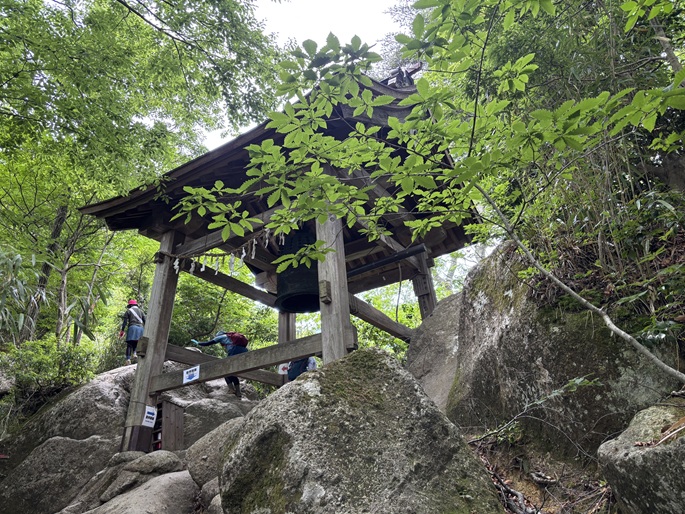 三徳山鐘楼堂。急斜面に建ち、巨大な鐘が吊るされている不思議な建造物