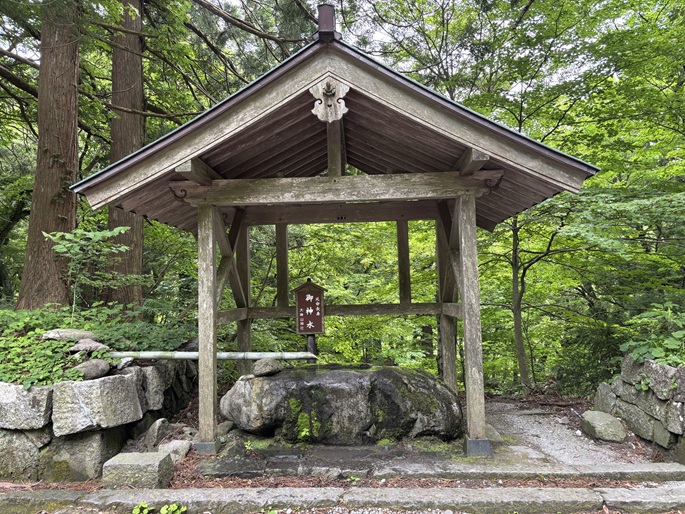 大神山神社奥宮の御神水。参拝前に身を清めるための神聖な水