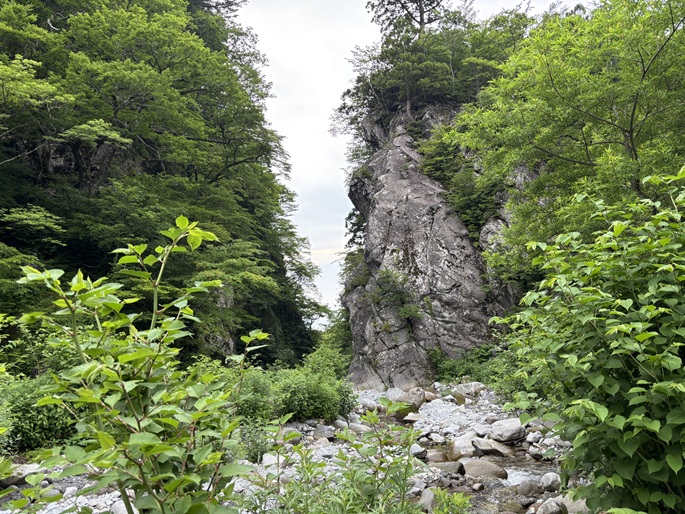 巨大な岩壁が左右対称にそびえる「金門」