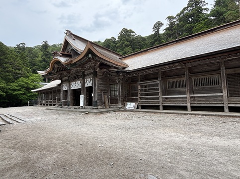 大神山神社奥宮の本殿。壮大な権現造りが圧巻の雰囲気を放つ。