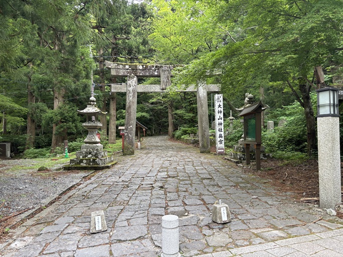 大神山神社奥宮の入口に立つ鳥居。石畳参道がここから始まる
