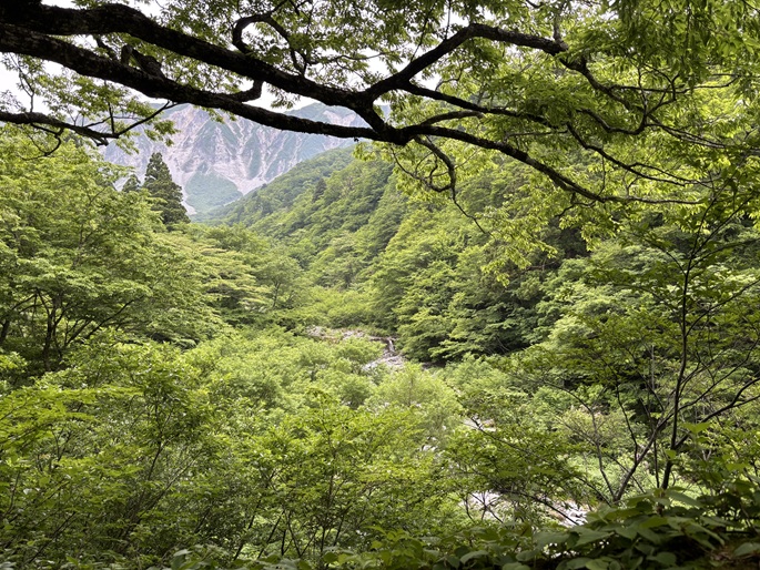 下に見える「賽の河原」と奥に屏風用に立つ北壁
