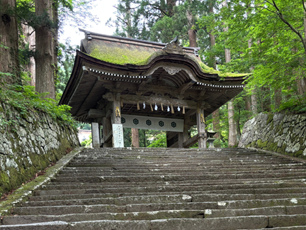 大神山神社奥宮の“後ろ向き門”。本殿側を向いた珍しい構造の神門。