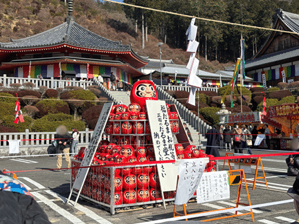 岐阜県大龍寺のだるま供養。お焚き上げ前に積み上げられた大量のだるま