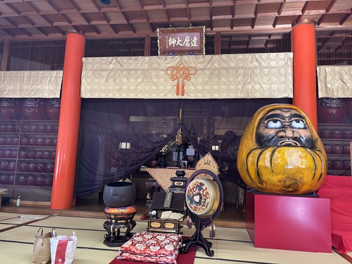 岐阜県大龍寺の達磨大師堂内部。奉納された達磨がずらりと並ぶ光景
