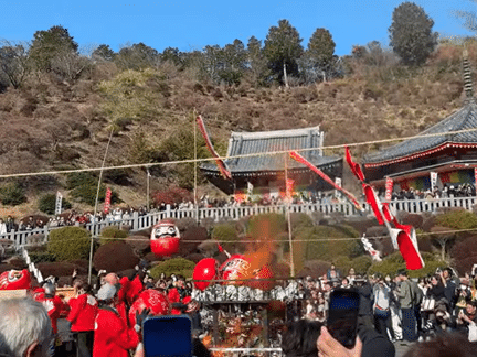 岐阜県大龍寺のだるま供養。お焚き上げの最中に次々と投げ込まれる奉納だるま