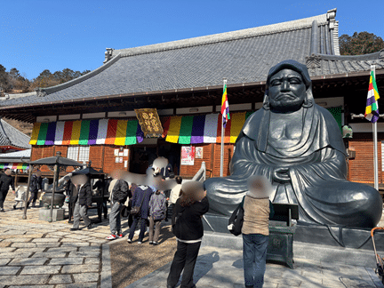 岐阜県大龍寺の本堂と高さ約5メートルの達磨大師坐像。だるま信仰の象徴的存在