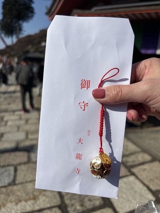 岐阜県大龍寺のだるま鈴お守り。だるまが8個連なった縁起物