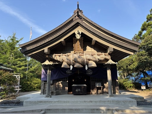 白兎神社の拝殿。大社造りの建築様式と大きなしめ縄が特徴。