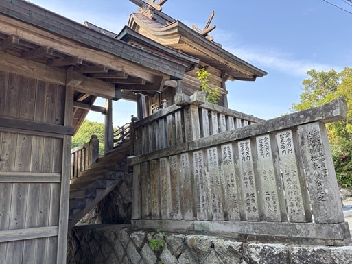 白兎神社の本殿。柱には菊の御紋が刻まれ、皇室との関わりが伝えられている。