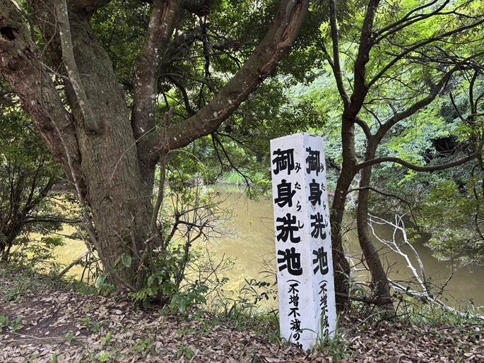 白兎神社の御身洗池。不減不増の池と呼ばれ、白兎が体を洗い癒したと伝えられている。