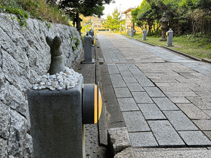 兎の石像が並ぶ白兎神社の参道