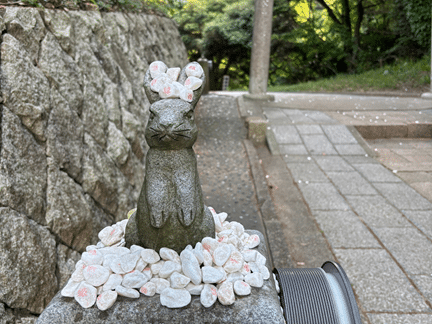 白兎神社の境内にあるうさぎの石像。縁結びの神社らしいやさしい表情の石像