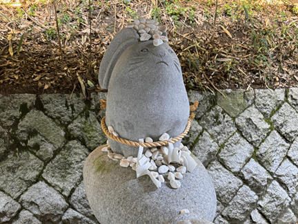 境内のあちこちで出会える、表情豊かなうさぎの石像。