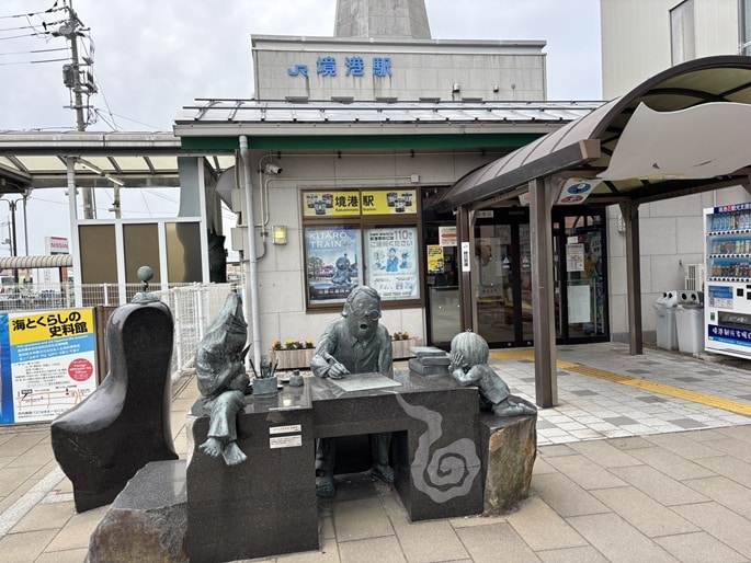 境港駅前の水木しげるロードにあるオブジェ。水木しげると鬼太郎、目玉のおやじ、ねずみ男の像