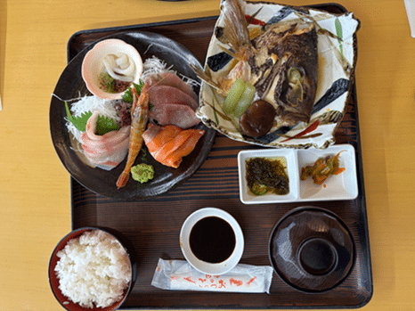 鳥取砂丘近くの砂丘会館で味わう賀露港定食。日本海の新鮮なお刺身と煮魚のランチ