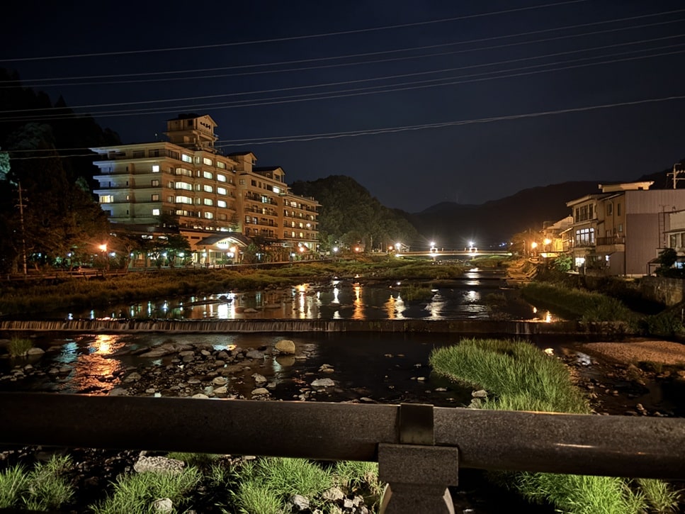 三朝温泉の夜景。三朝川沿いに広がる温泉街と旅館の灯り