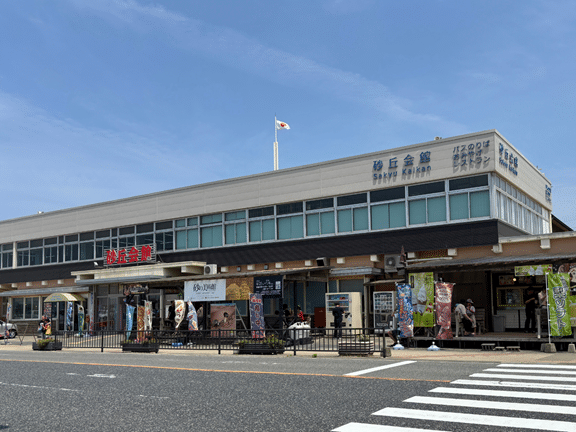 鳥取砂丘前に建つ砂丘会館の外観。砂丘観光の合間に立ち寄れるレストラン施設