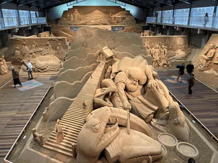 鳥取砂の美術館の展示作品。日本神話・ヤマタノオロチと須佐之男命を砂で表現した迫力ある彫刻